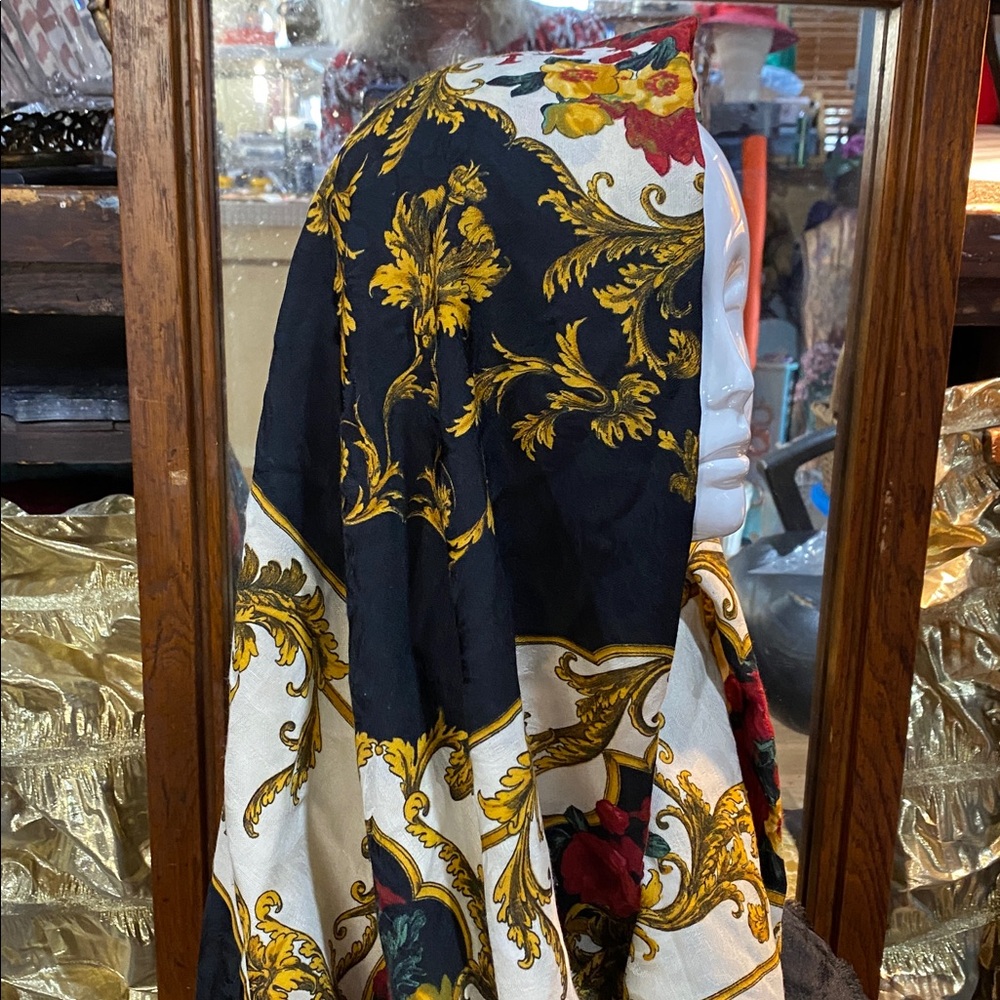 Floral Medallion Baroque Print Top in Black, Red & Gold 45 x 42 inch - Picture 4 of 5